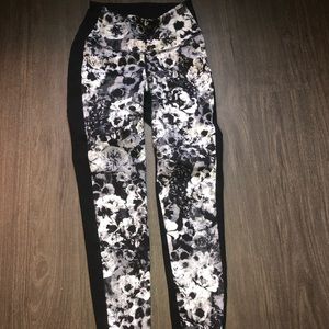 capri leggings with flower design